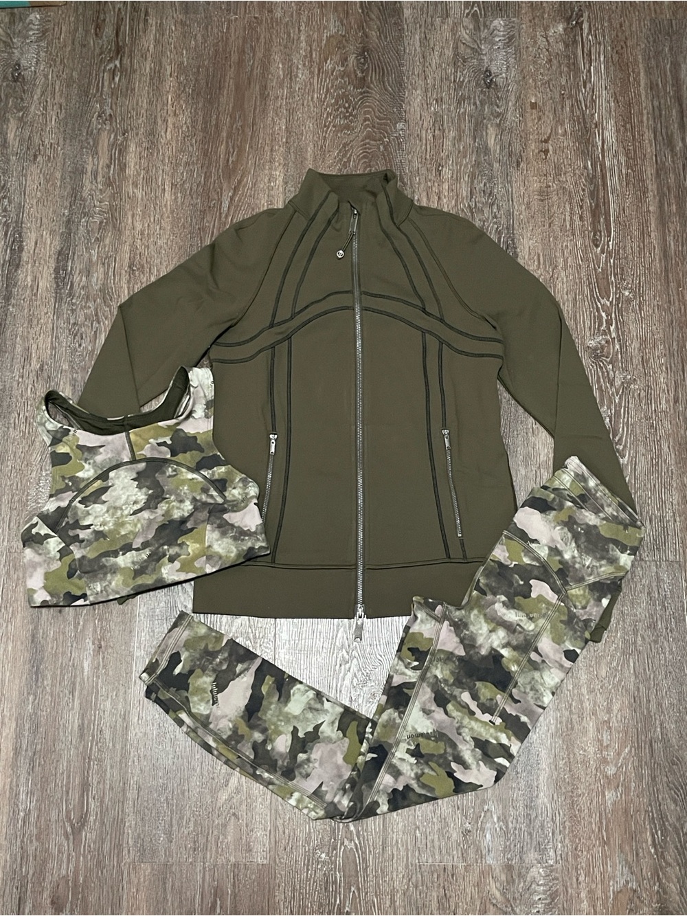 EUC Lululemon Matching Bundle. Size Tops 6 , 4/ Bottom 4